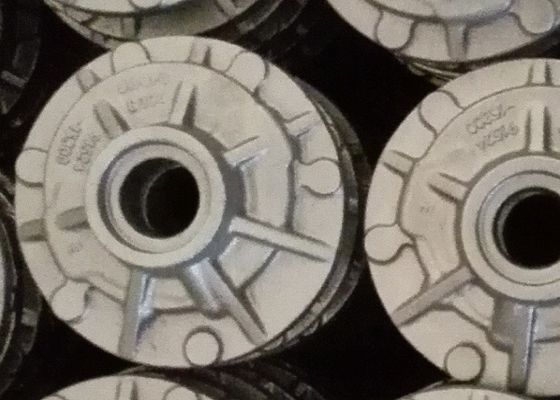 OEM 샌드 발사 철 부품 포크리프트 트럭 후부 허브 정확한 차원으로 페인팅을 완료