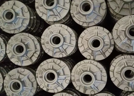 OEM 샌드 발사 철 부품 포크리프트 트럭 후부 허브 정확한 차원으로 페인팅을 완료